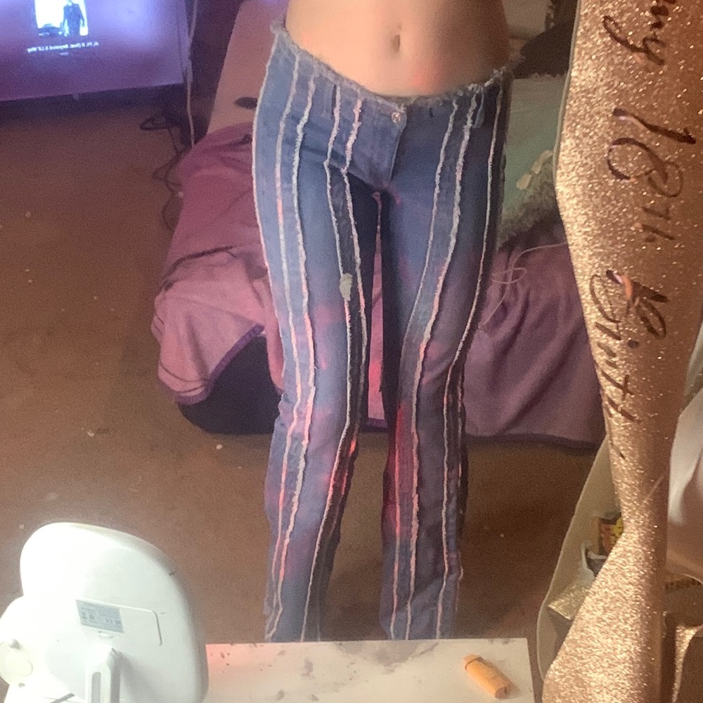 These are cute hippie flared jeans !! Never been worn ❤️